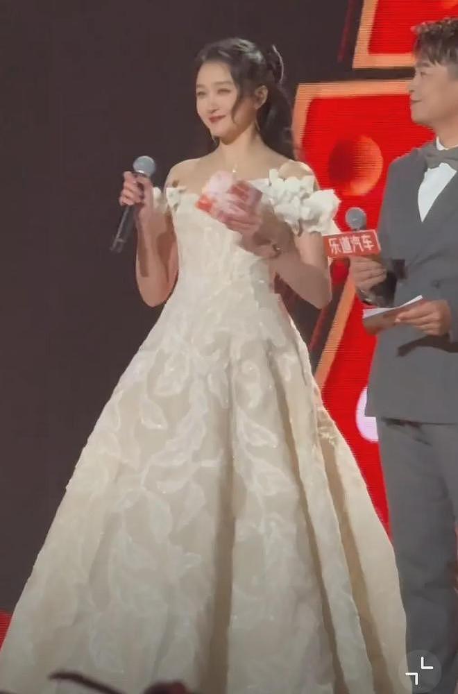 明星跨年夜造型太拉跨：戚薇好像鸡毛掸子，关晓彤又穿错裙子（组图） - 3