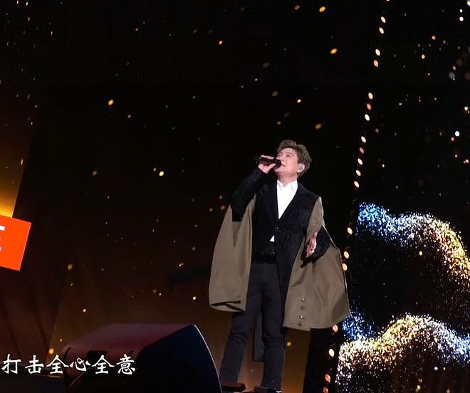 明星跨年夜造型太拉跨：戚薇好像鸡毛掸子，关晓彤又穿错裙子（组图） - 28