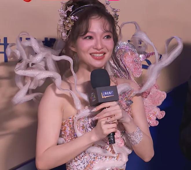 明星跨年夜造型太拉跨：戚薇好像鸡毛掸子，关晓彤又穿错裙子（组图） - 21