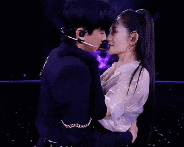 跨年夜秀恩爱名场面！张杰谢娜借位接吻，李川当众求婚锤娜丽莎（组图） - 11