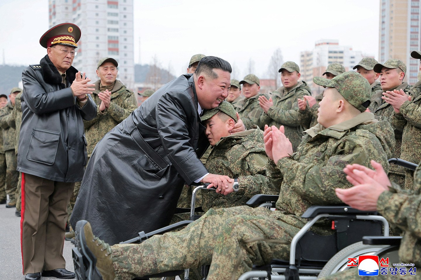 金正恩出席新年庆祝仪式，面见援俄朝兵家属，祈愿将士平安归国（组图） - 2