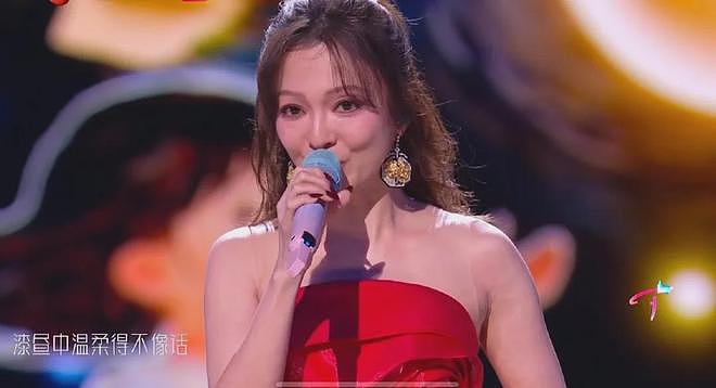 明星跨年夜造型太拉跨：戚薇好像鸡毛掸子，关晓彤又穿错裙子（组图） - 24