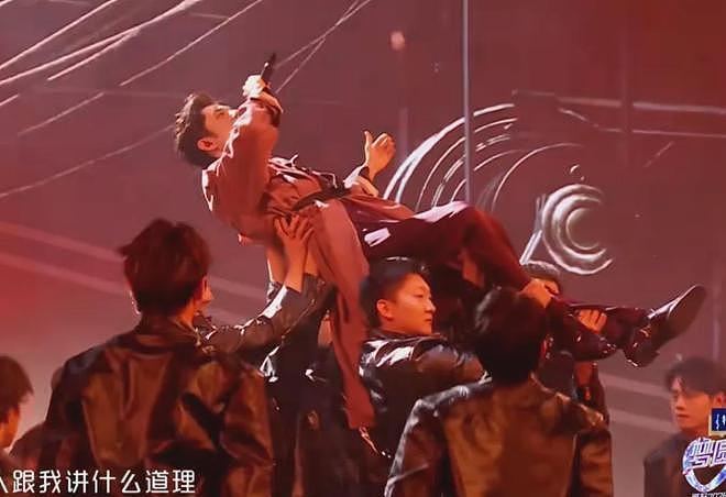 跨年夜秀恩爱名场面！张杰谢娜借位接吻，李川当众求婚锤娜丽莎（组图） - 16