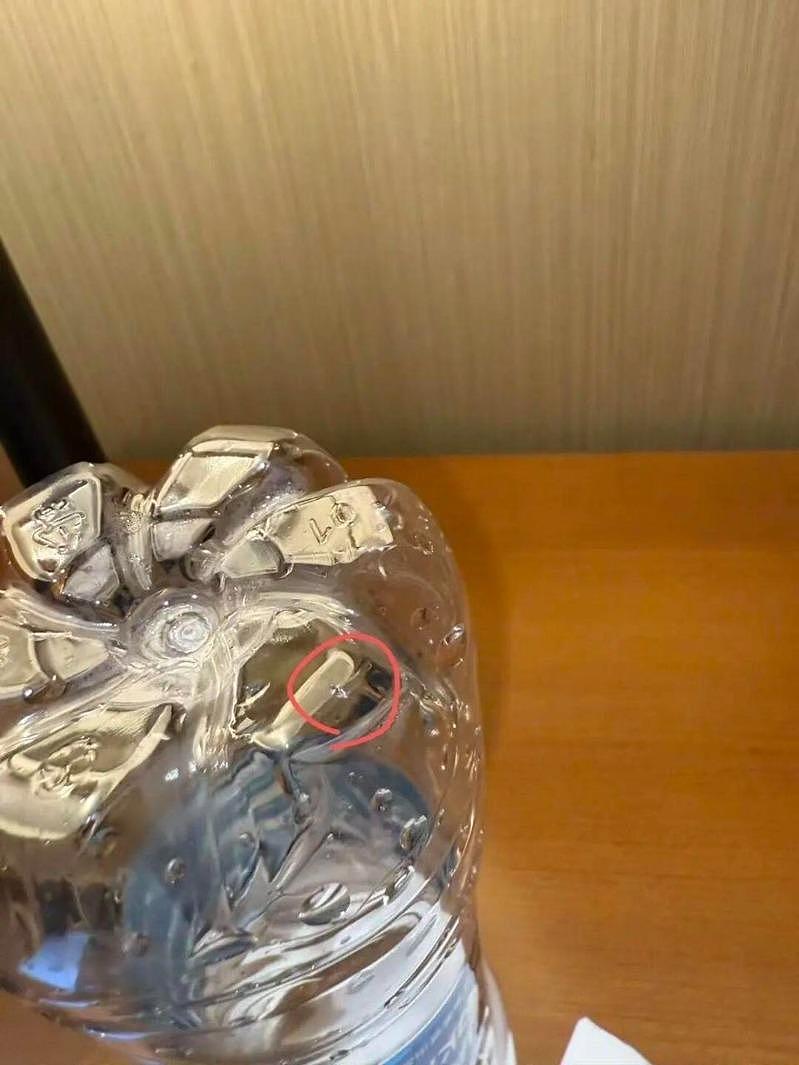 情侣住南京饭店控“瓶装水有针孔”且漏水，过不了高铁安检（组图） - 1