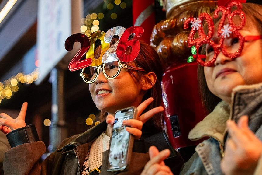 肃穆纪念与璀璨烟花：全澳各地迎接2026新年（组图） - 2
