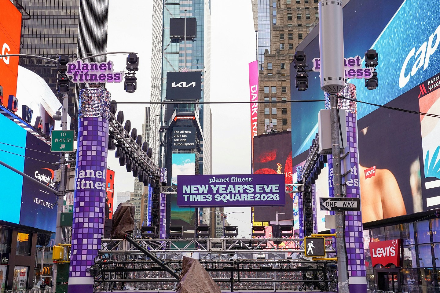各地迎接2026新年图集:澳洲人放烟花庆祝,丹麦人跳池狂欢,克罗地亚人湖中饮香槟(组图) - 10