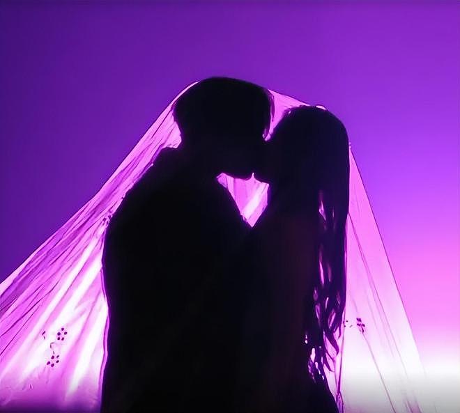 跨年夜秀恩爱名场面！张杰谢娜借位接吻，李川当众求婚锤娜丽莎（组图） - 5
