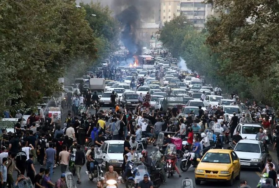 1美元换140万!伊朗货币崩盘引爆全国怒火,多地爆发枪战致7人丧生(组图) - 3