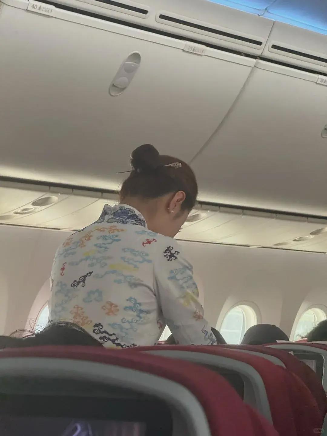 海航空姐统一戴长发簪被质疑不安全，客服回应（图） - 1