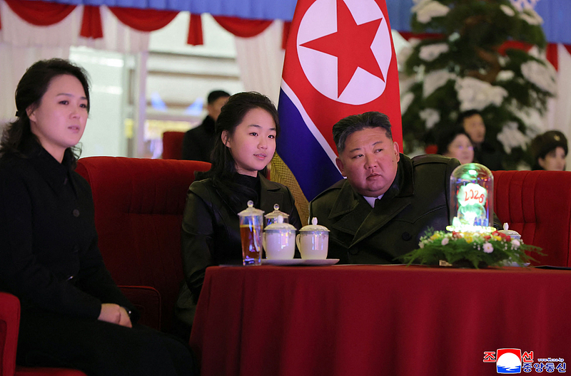 “捧脸亲吻”画面曝光！金正恩携爱女跨年互动超亲密（组图） - 1