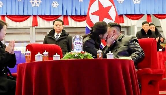 “捧脸亲吻”画面曝光！金正恩携爱女跨年互动超亲密（组图） - 2