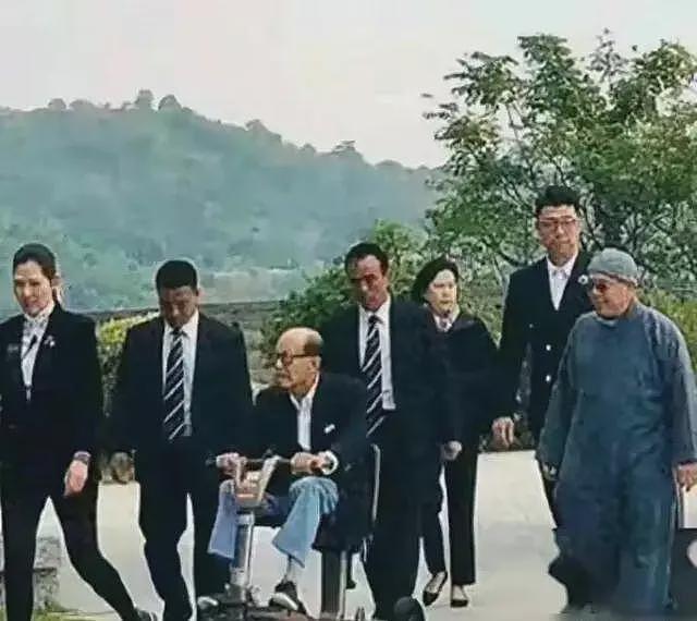 98岁李嘉诚新年祈福,站起来走路,活过百岁没问题,长寿秘诀曝光(组图) - 7