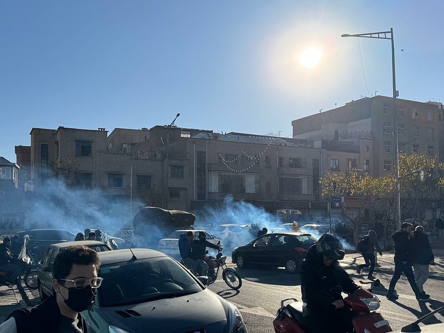 1美元换140万!伊朗货币崩盘引爆全国怒火,多地爆发枪战致7人丧生(组图) - 2