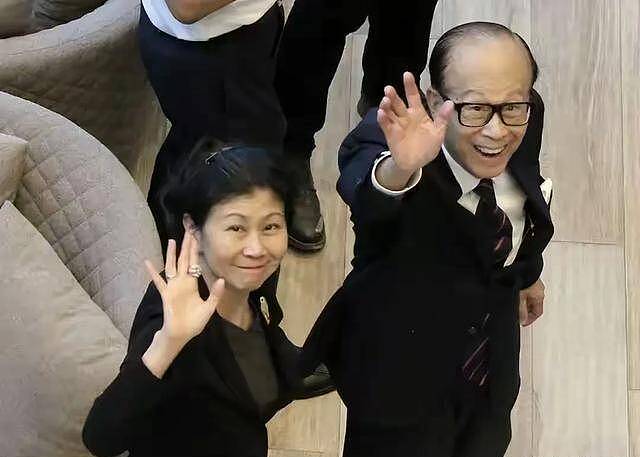 98岁李嘉诚新年祈福,站起来走路,活过百岁没问题,长寿秘诀曝光(组图) - 1