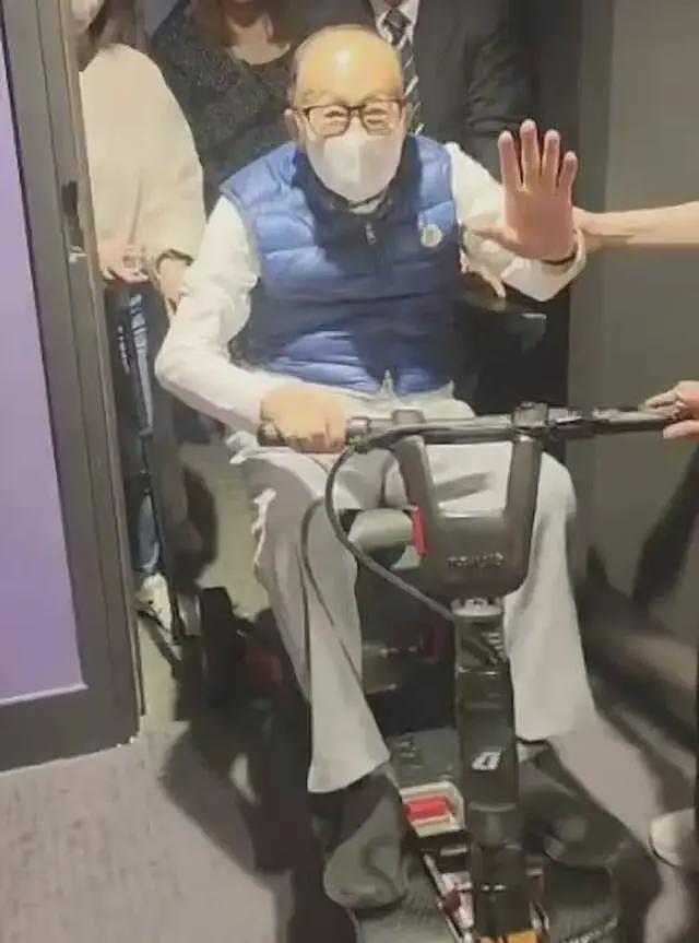 98岁李嘉诚新年祈福,站起来走路,活过百岁没问题,长寿秘诀曝光(组图) - 6