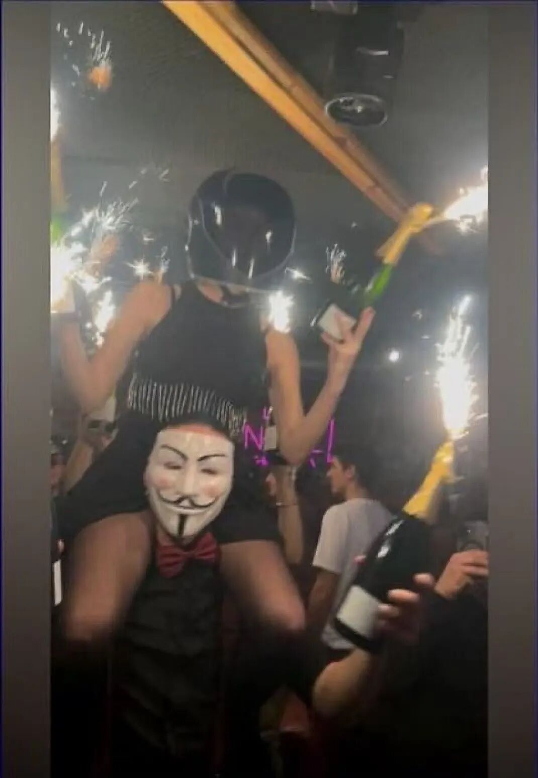 瑞士酒吧起火瞬间曝光:目击者称服务员举烟花被酒保扛肩上,引燃天花板!已造成约40人死亡,目击者:发生踩踏 - 5