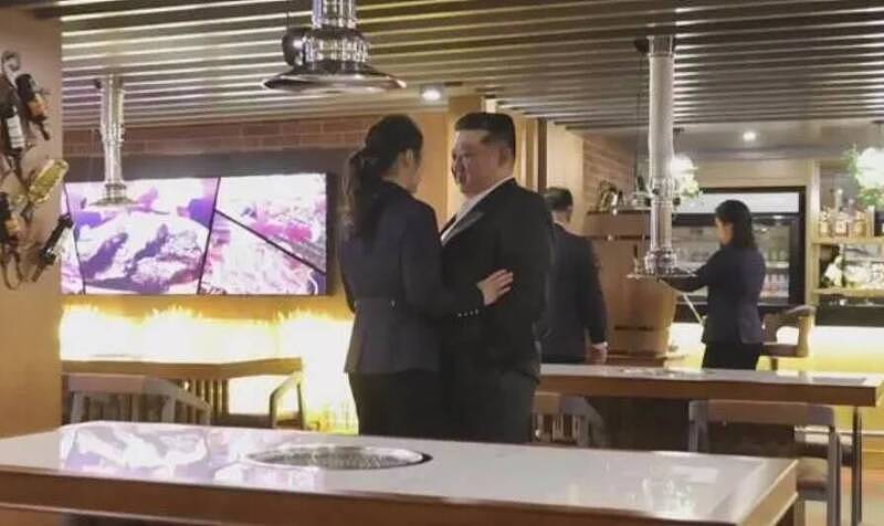 “捧脸亲吻”画面曝光！金正恩携爱女跨年互动超亲密（组图） - 3