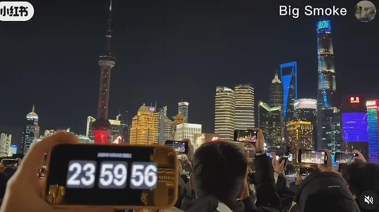 中国跨年夜万人倒数惊现这一幕!网友:太尴尬(组图) - 1
