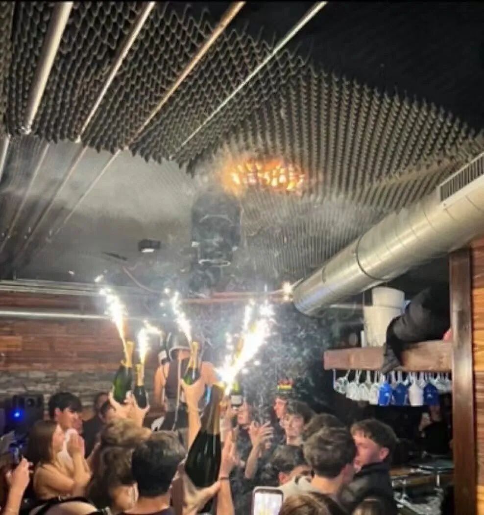 瑞士酒吧起火瞬间曝光:目击者称服务员举烟花被酒保扛肩上,引燃天花板!已造成约40人死亡,目击者:发生踩踏 - 2