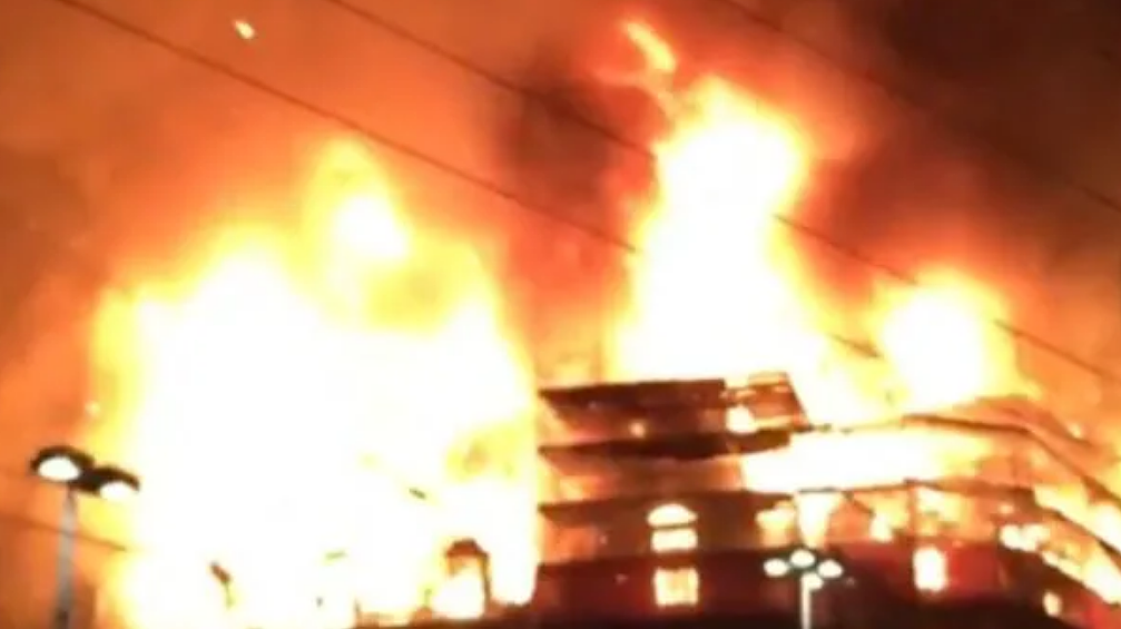 新年惨剧！滑雪胜地突发大爆炸155人死伤，人群尖叫逃窜、互相踩踏，灾难画面曝光（视频/组图） - 1