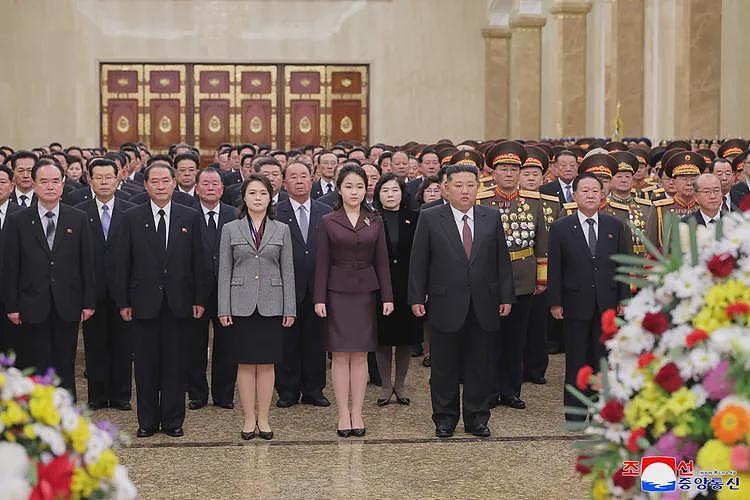 ​站C位亮相！金主爱首度陪同金正恩谒陵，接班有谱？（组图） - 1