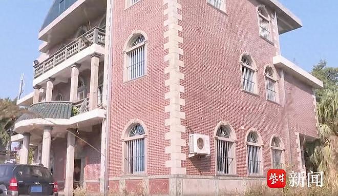 花500万元建的别墅被邻居侵占养鸡鸭,邻居表示可以交租金,警方介入处理(组图) - 3