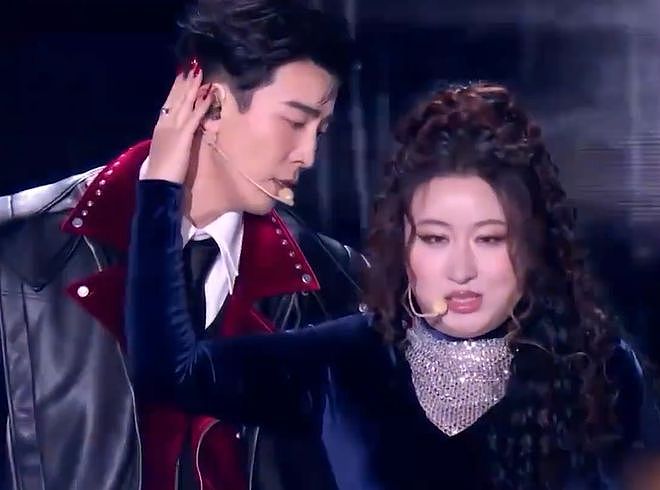 假唱、跑调、网红当道,跨年晚会过后,大明星把内娱的脸丢完了(组图) - 5