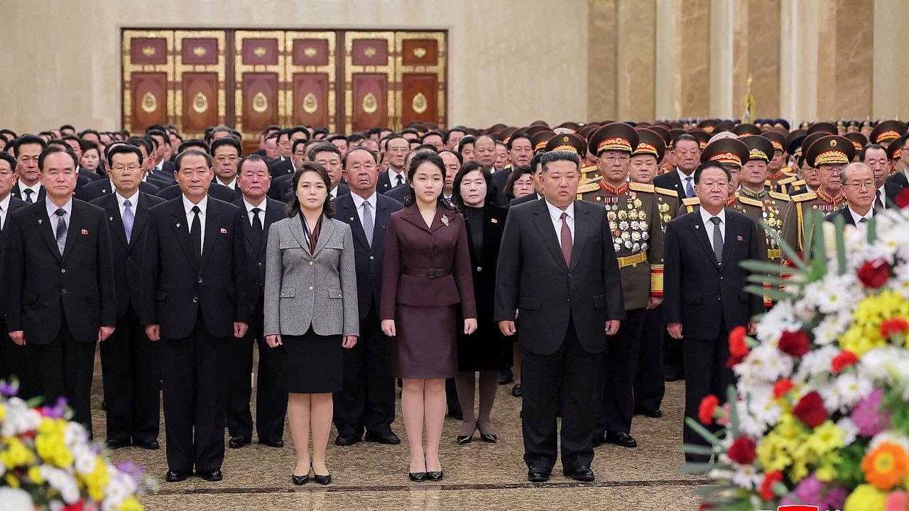 金正恩首次携女赴锦绣山太阳宫谒陵,惹第四代接班人猜测(组图) - 1