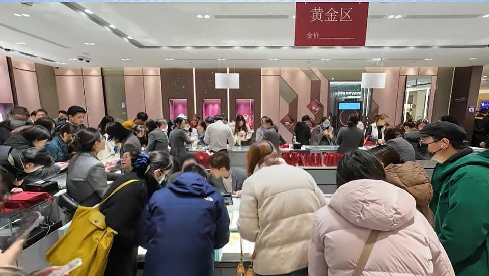 年底抢购黄金!上海一商场买黄金排队800多号(组图) - 3