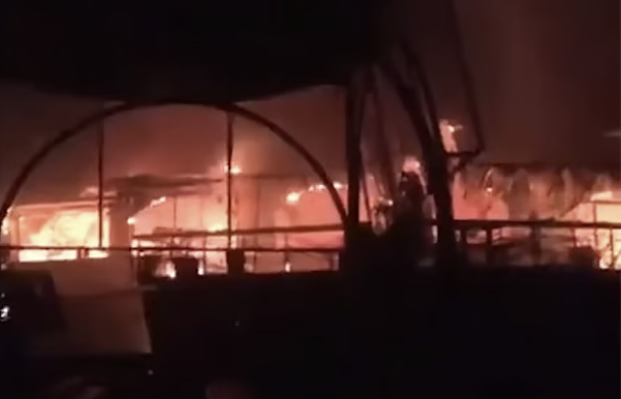 25人惨死！ 著名海滨度假地突发悲剧，数百人陷火海，百人狂奔踩踏，烈焰吞噬整栋楼（组图） - 7