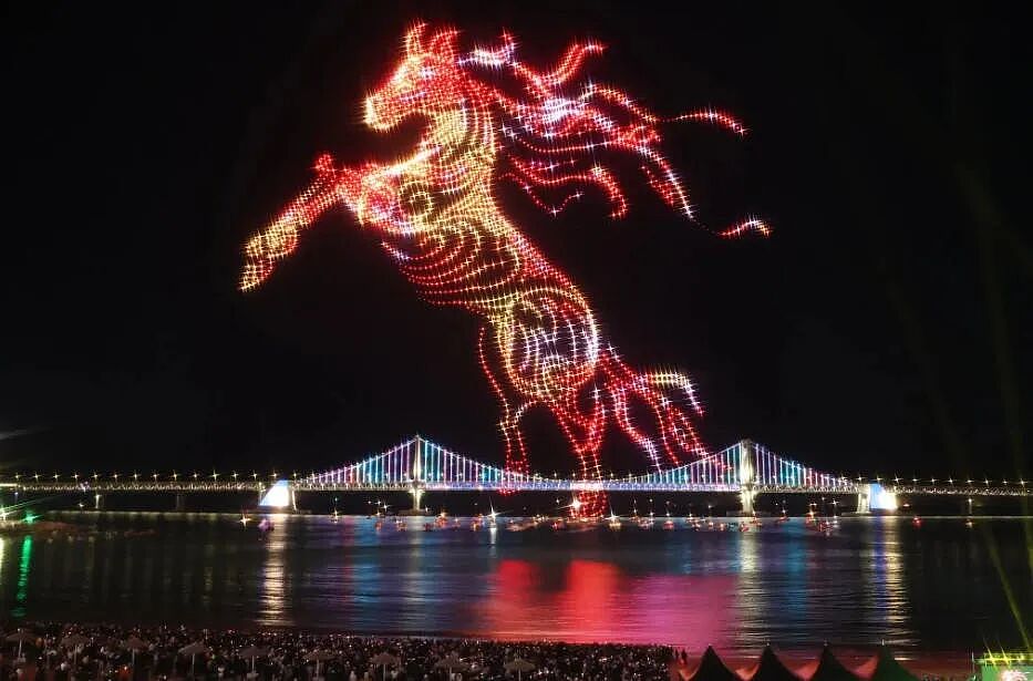 看遍全球跨年夜!烟花照亮大本钟,灯光闪耀凯旋门(组图) - 35