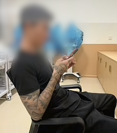 护士炫耀男友陪值夜班被停职!男子大花臂,帮忙配药、贴标签、写报告!医院:她脑子有问题(组图) - 3