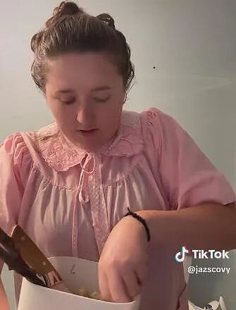 看呆！一家六口上厕所不用纸，共用一把“刮屎刀”？然后她亲上去了...（组图） - 4