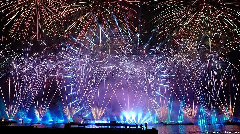看遍全球跨年夜!烟花照亮大本钟,灯光闪耀凯旋门(组图) - 3