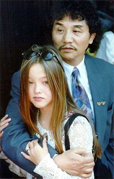 美顶流亚裔混血超模与继母3.5亿遗产大战！3房7兄妹撕了17年，继母趁机捡漏成大赢家？（组图） - 14