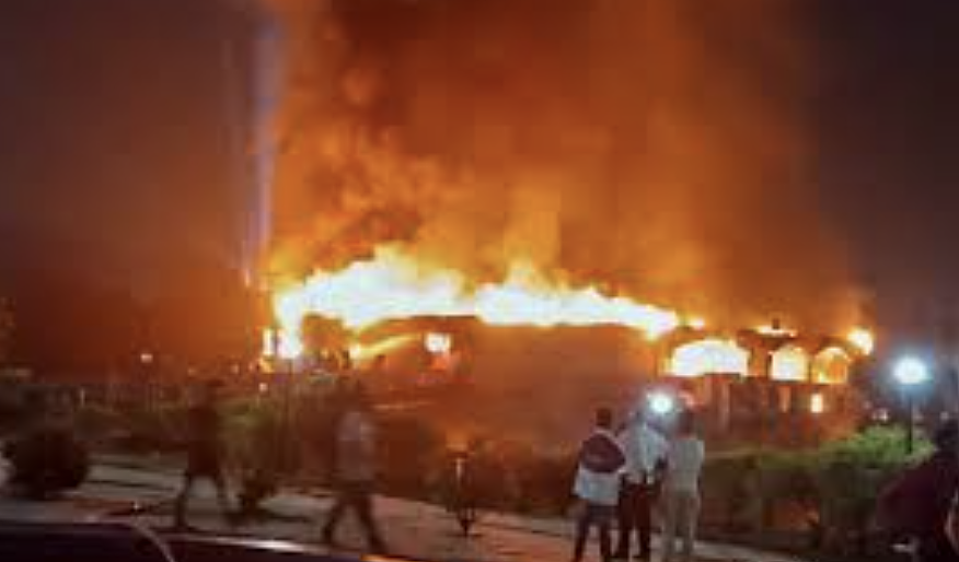 25人惨死！ 著名海滨度假地突发悲剧，数百人陷火海，百人狂奔踩踏，烈焰吞噬整栋楼（组图） - 2