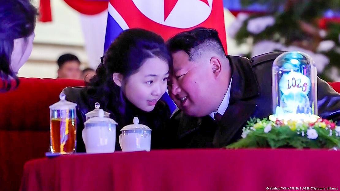 金主爱首度公开拜谒家族陵墓,接班信号越发明显(组图) - 2