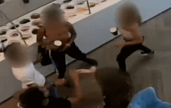 突发!购物中心爆捅人事件,商场封锁,商铺关门!中领馆紧急提醒(组图) - 3