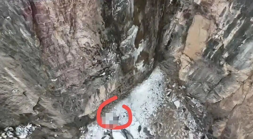 悲剧！26岁徒步男子不幸坠崖当场遇难！目击者目睹瞬间：他走得较靠外，背包很重，脚崴后重心不稳……（组图） - 1