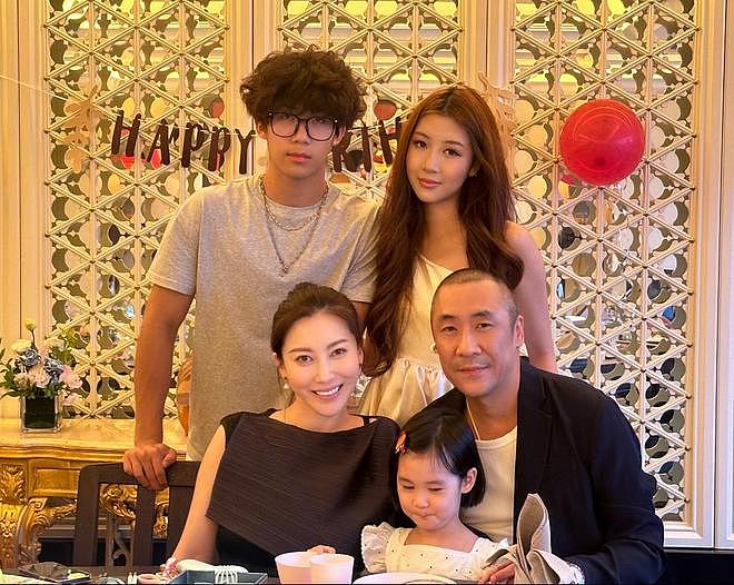章子怡哥哥全家福曝光，3个子女颜值高，曾怒斥汪峰自私虚伪（组图） - 4
