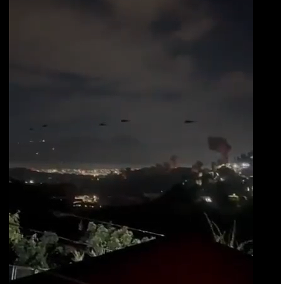 特朗普下令袭击!委内瑞拉多地军事设施及港口、机场遭空袭!美特战部队“支奴干”直升机飞抵委首都,马杜罗:全面动员,击败侵略者 - 3