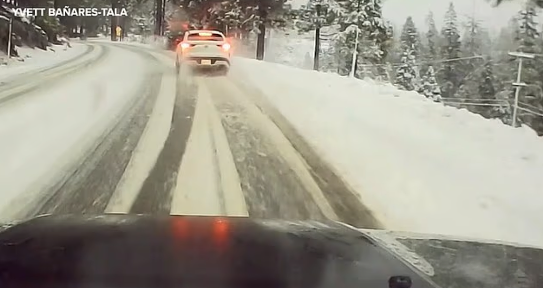 太浩湖雪路惊魂：SUV滑下悬崖！有人停下，有人直接开走，路人秒变英雄救人救狗（组图） - 2
