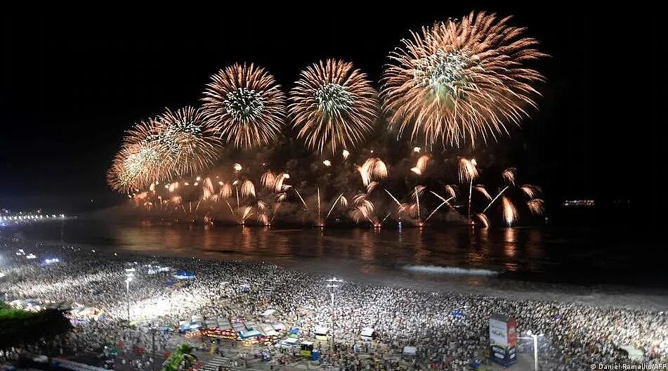 看遍全球跨年夜!烟花照亮大本钟,灯光闪耀凯旋门(组图) - 24