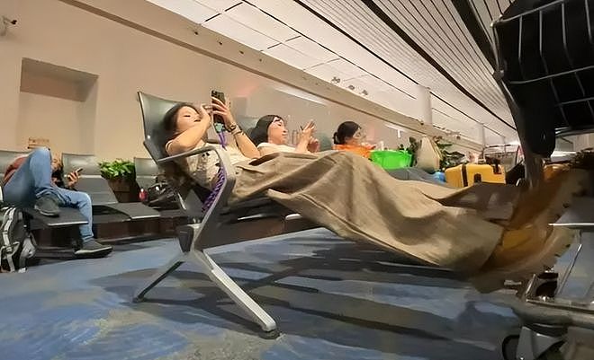 大兴机场被北漂睡成“洗浴中心”,撕开当下社会最体面的一幕(组图) - 18