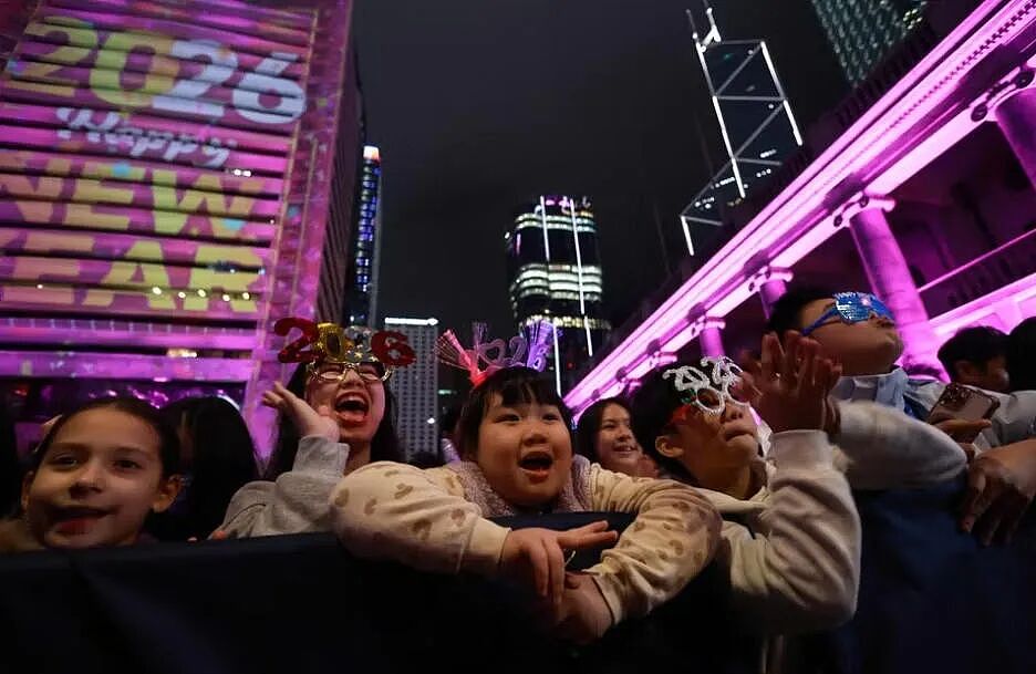 看遍全球跨年夜!烟花照亮大本钟,灯光闪耀凯旋门(组图) - 52