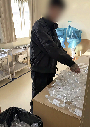 护士炫耀男友陪值夜班被停职!男子大花臂,帮忙配药、贴标签、写报告!医院:她脑子有问题(组图) - 5