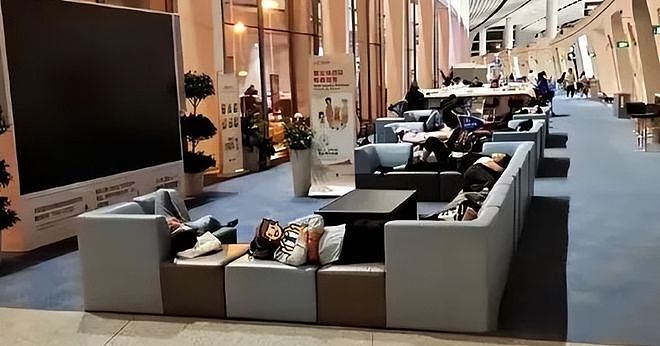大兴机场被北漂睡成“洗浴中心”,撕开当下社会最体面的一幕(组图) - 13