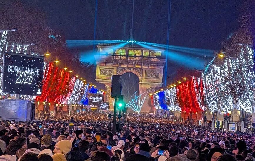 看遍全球跨年夜!烟花照亮大本钟,灯光闪耀凯旋门(组图) - 12