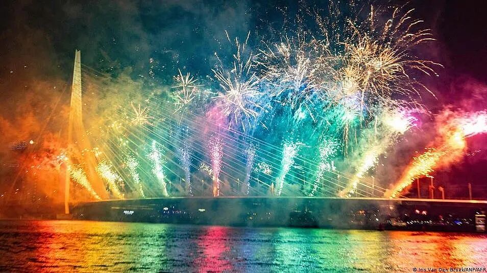 看遍全球跨年夜!烟花照亮大本钟,灯光闪耀凯旋门(组图) - 38