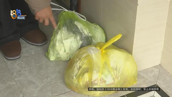 刚扔的垃圾又出现在家门口,得知真相后,他们觉得被“侮辱”(组图) - 8